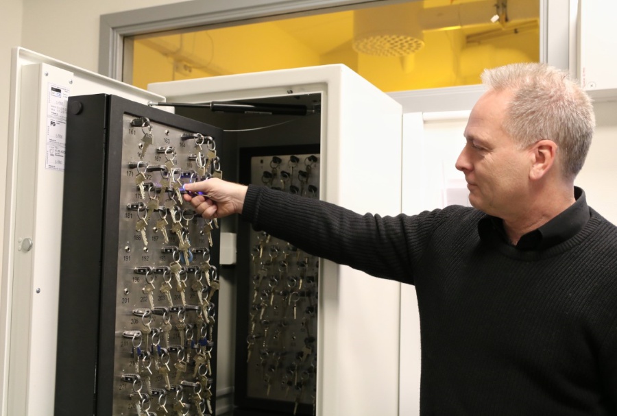 Lars Gustafsson på Familjebostäder i Göteborg visar upp sitt nyckelskåp från Brightec Security